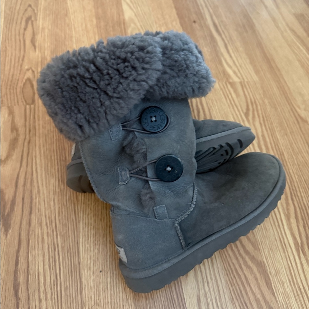 Ugg Gray Bailey Button Triplet Boot Euc - image 4